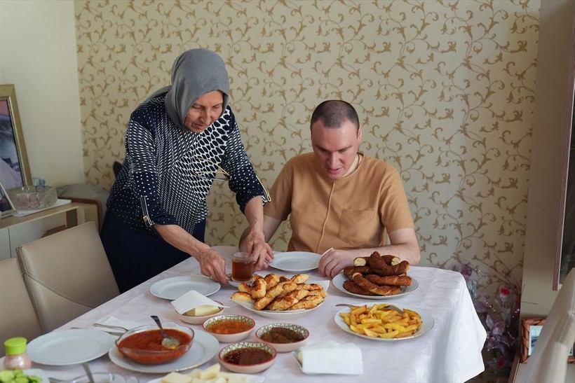 İzmir'de yaşayan Nevra Yıldırım görme engelli oğlu Önder Savaş Yıldırım'ın elini 39 yıldır bırakmıyor - Resim: 7