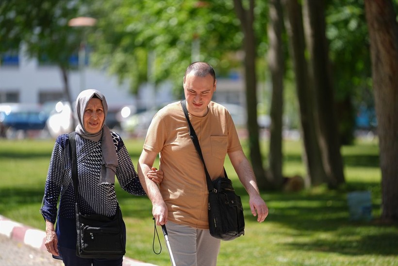 İzmir'de yaşayan Nevra Yıldırım görme engelli oğlu Önder Savaş Yıldırım'ın elini 39 yıldır bırakmıyor - Resim: 9