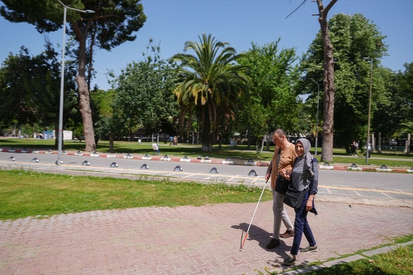 İzmir'de yaşayan Nevra Yıldırım görme engelli oğlu Önder Savaş Yıldırım'ın elini 39 yıldır bırakmıyor - Resim: 10