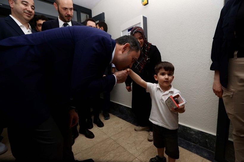 Bakan Kurum'dan depremzede aileye ziyaret: Sözümüzü tutacağız - Resim: 13