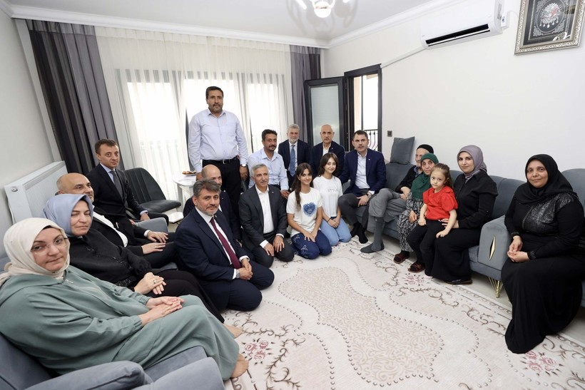 Bakan Kurum'dan depremzede aileye ziyaret: Sözümüzü tutacağız - Resim: 12