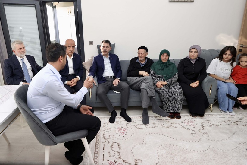 Bakan Kurum'dan depremzede aileye ziyaret: Sözümüzü tutacağız - Resim: 9