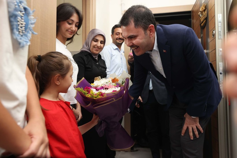 Bakan Kurum'dan depremzede aileye ziyaret: Sözümüzü tutacağız - Resim: 4