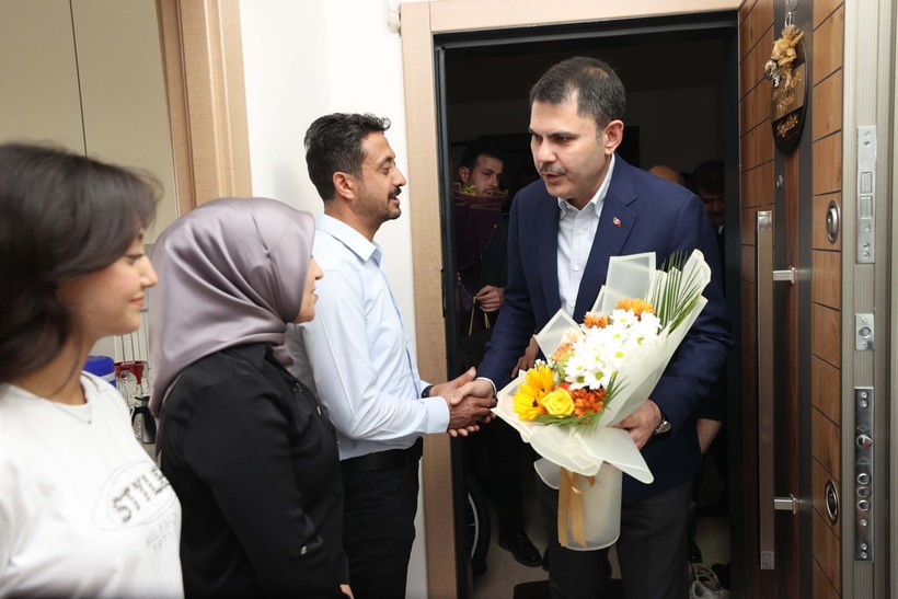 Bakan Kurum'dan depremzede aileye ziyaret: Sözümüzü tutacağız - Resim: 2