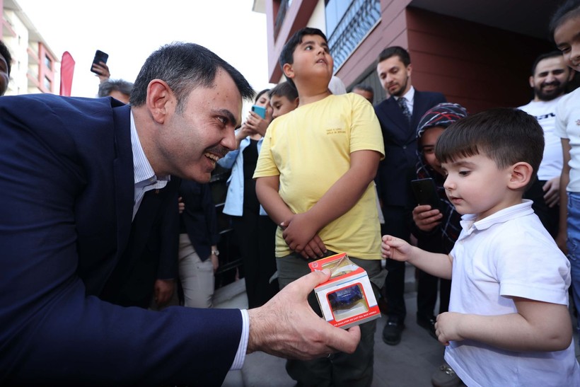 Bakan Kurum'dan depremzede aileye ziyaret: Sözümüzü tutacağız - Resim: 1