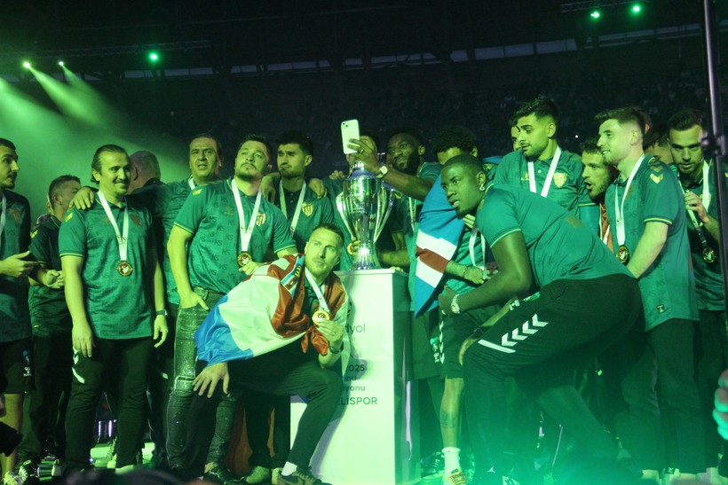 Trendyol 1. Lig şampiyonu Kocaelispor kupasını binlerce taraftarıyla birlikte kaldırdı - Resim : 1
