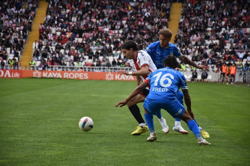 Sivasspor ve Bodrum FK umutlarını son 3 haftaya taşıdı - Resim : 2