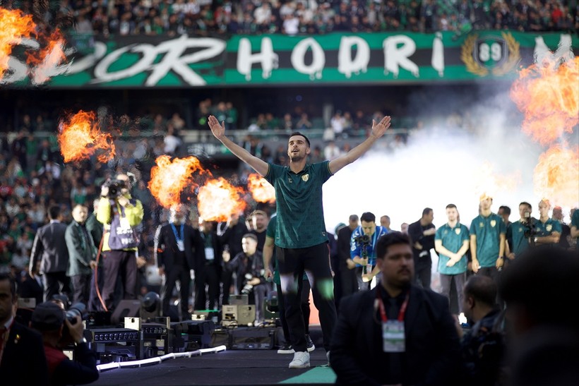 Trendyol 1. Lig şampiyonu Kocaelispor kupasını binlerce taraftarıyla birlikte kaldırdı - Resim : 4
