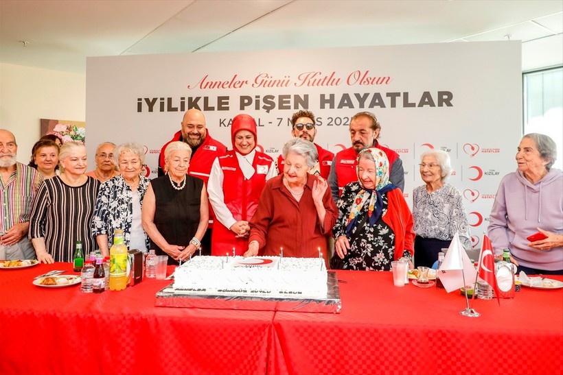 Türk Kızılay Genel Başkanı Fatma Meriç Yılmaz (sağda), 