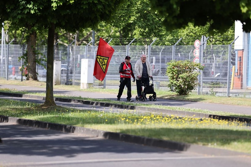 Almanya'nın Köln kentinde Ford fabrikasında üretim durma noktasına geldi işçiler greve gitti - Resim: 16