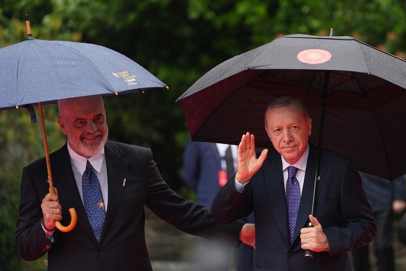 Tiran'daki zirveye damga vuran görüntü! Edi Rama Meloni'yi kırmızı halıda diz çökerek karşıladı - Resim: 3