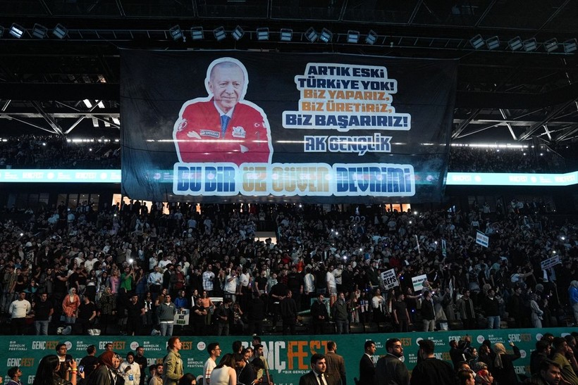 GENÇFEST'te renkli anlar: Erdoğan, Sagopa Kajmer ve Ferhat Göçer konserini izledi - Resim: 2