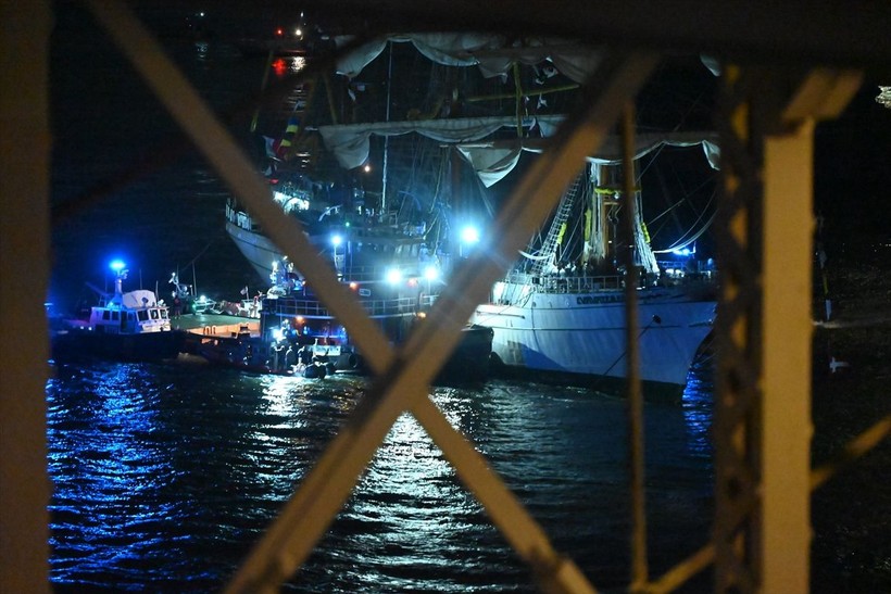 ABD'de deniz kazası: Meksika donanmasına ait gemi Brooklyn Köprüsü'ne çarptı: Çok sayıda ölü ve yaralı var - Resim: 11