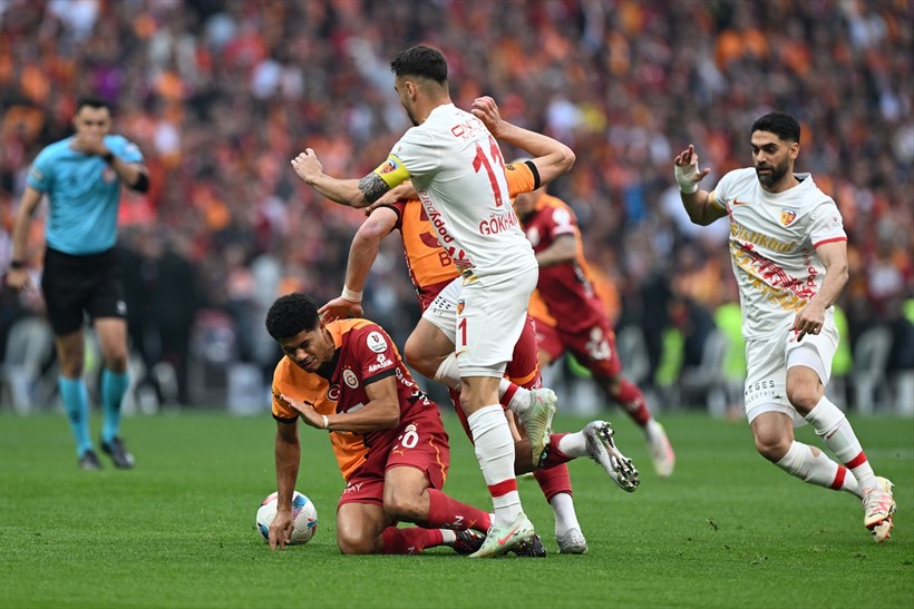 Galatasaray 5. yıldızı taktı - Resim : 1