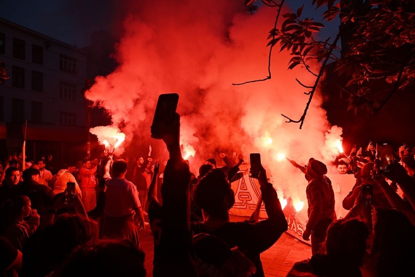 Galatasaraylılar şampiyonluk ruhunu yurt dışında da diri tuttu! Dünyadan kutlamalar objektiflere böyle yansıdı - Resim: 58