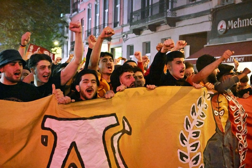 Galatasaraylılar şampiyonluk ruhunu yurt dışında da diri tuttu! Dünyadan kutlamalar objektiflere böyle yansıdı - Resim: 59