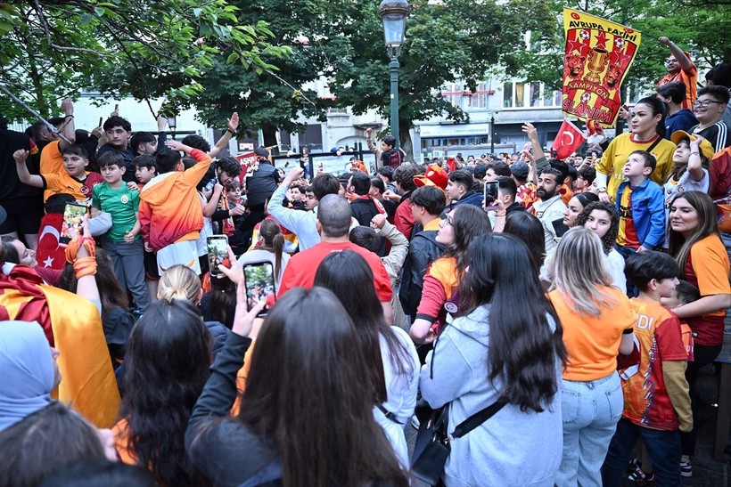 Galatasaraylılar şampiyonluk ruhunu yurt dışında da diri tuttu! Dünyadan kutlamalar objektiflere böyle yansıdı - Resim: 60