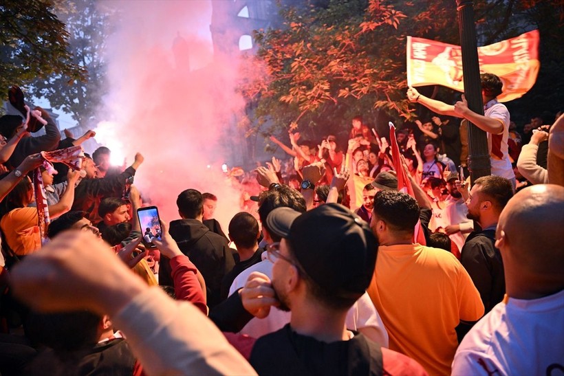 Galatasaraylılar şampiyonluk ruhunu yurt dışında da diri tuttu! Dünyadan kutlamalar objektiflere böyle yansıdı - Resim: 61