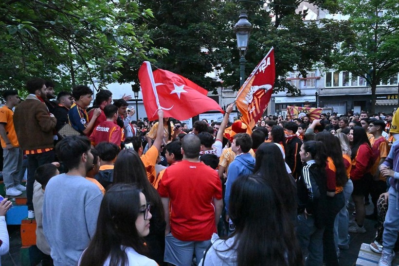 Galatasaraylılar şampiyonluk ruhunu yurt dışında da diri tuttu! Dünyadan kutlamalar objektiflere böyle yansıdı - Resim: 46