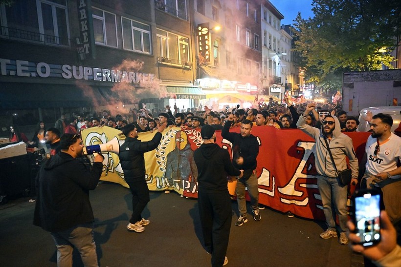 Galatasaraylılar şampiyonluk ruhunu yurt dışında da diri tuttu! Dünyadan kutlamalar objektiflere böyle yansıdı - Resim: 47