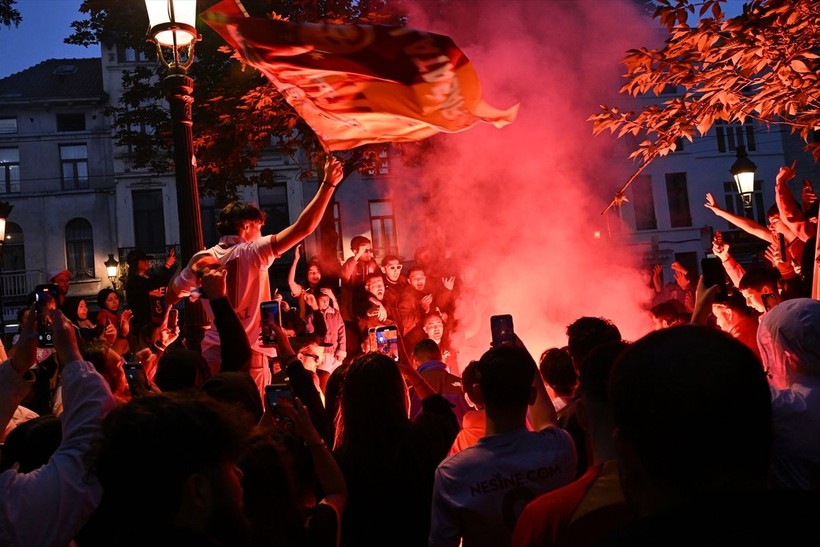 Galatasaraylılar şampiyonluk ruhunu yurt dışında da diri tuttu! Dünyadan kutlamalar objektiflere böyle yansıdı - Resim: 49