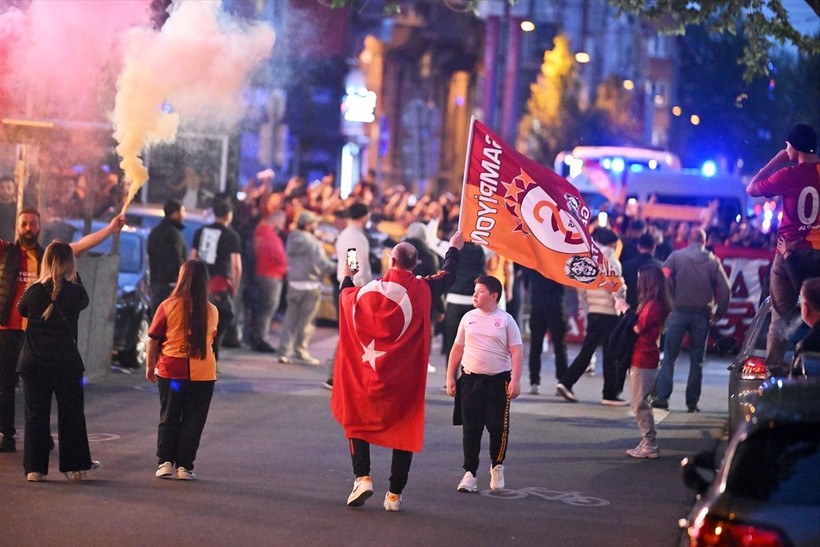 Galatasaraylılar şampiyonluk ruhunu yurt dışında da diri tuttu! Dünyadan kutlamalar objektiflere böyle yansıdı - Resim: 50