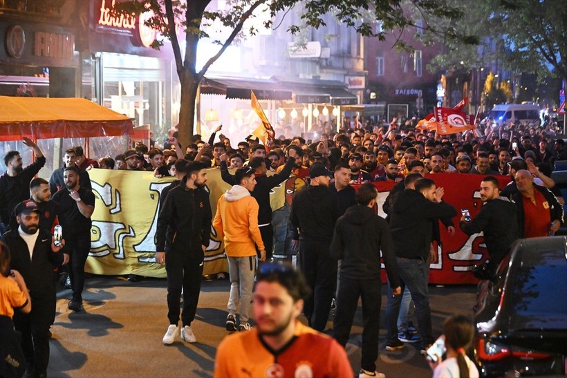 Galatasaraylılar şampiyonluk ruhunu yurt dışında da diri tuttu! Dünyadan kutlamalar objektiflere böyle yansıdı - Resim: 51