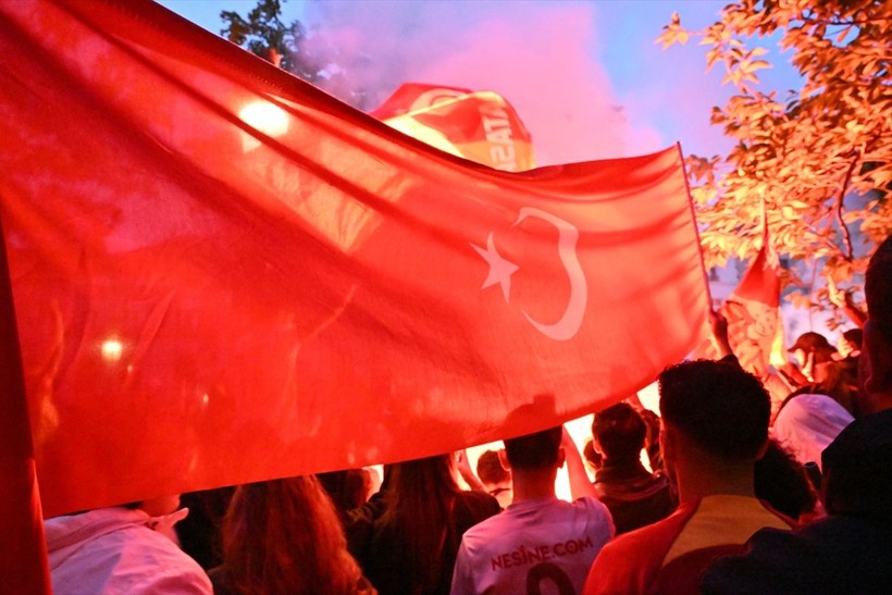 Galatasaraylılar şampiyonluk ruhunu yurt dışında da diri tuttu! Dünyadan kutlamalar objektiflere böyle yansıdı - Resim: 52