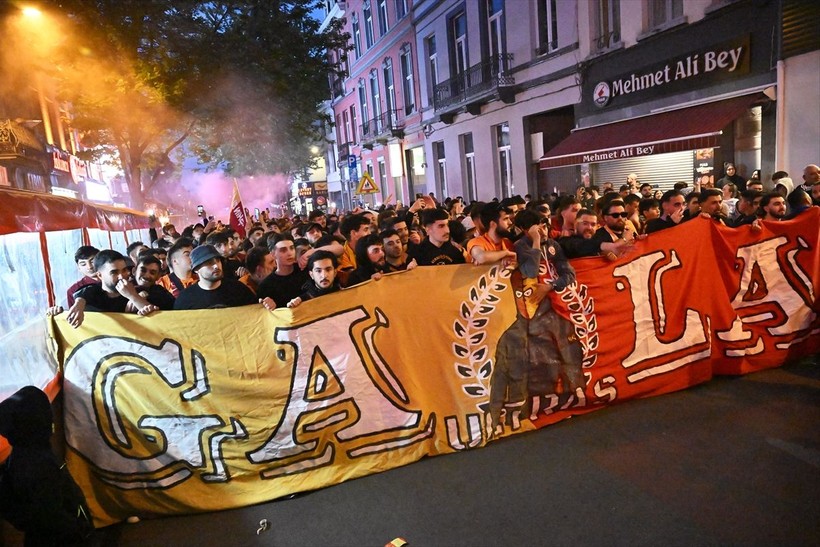 Galatasaraylılar şampiyonluk ruhunu yurt dışında da diri tuttu! Dünyadan kutlamalar objektiflere böyle yansıdı - Resim: 55