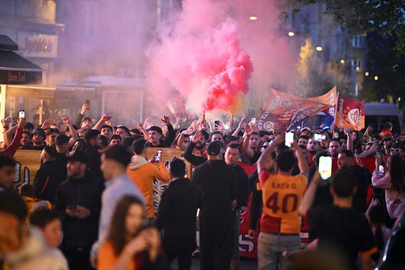 Galatasaraylılar şampiyonluk ruhunu yurt dışında da diri tuttu! Dünyadan kutlamalar objektiflere böyle yansıdı - Resim: 56