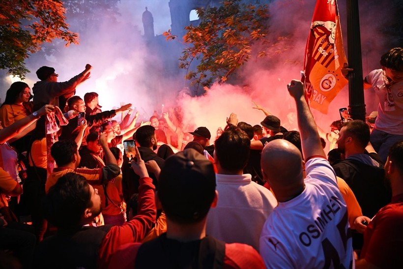 Galatasaraylılar şampiyonluk ruhunu yurt dışında da diri tuttu! Dünyadan kutlamalar objektiflere böyle yansıdı - Resim: 57