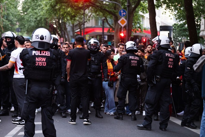 Galatasaraylılar şampiyonluk ruhunu yurt dışında da diri tuttu! Dünyadan kutlamalar objektiflere böyle yansıdı - Resim: 23