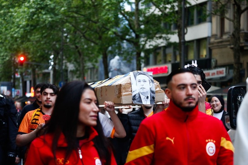 Galatasaraylılar şampiyonluk ruhunu yurt dışında da diri tuttu! Dünyadan kutlamalar objektiflere böyle yansıdı - Resim: 27