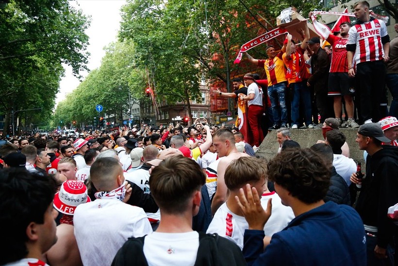 Galatasaraylılar şampiyonluk ruhunu yurt dışında da diri tuttu! Dünyadan kutlamalar objektiflere böyle yansıdı - Resim: 30