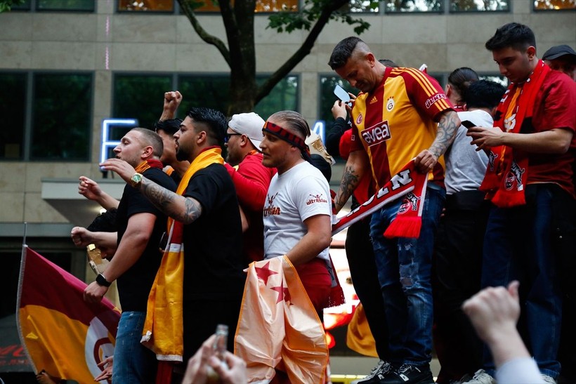Galatasaraylılar şampiyonluk ruhunu yurt dışında da diri tuttu! Dünyadan kutlamalar objektiflere böyle yansıdı - Resim: 31
