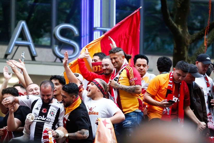 Galatasaraylılar şampiyonluk ruhunu yurt dışında da diri tuttu! Dünyadan kutlamalar objektiflere böyle yansıdı - Resim: 32