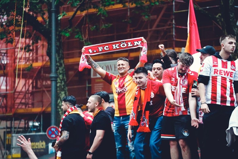 Galatasaraylılar şampiyonluk ruhunu yurt dışında da diri tuttu! Dünyadan kutlamalar objektiflere böyle yansıdı - Resim: 35