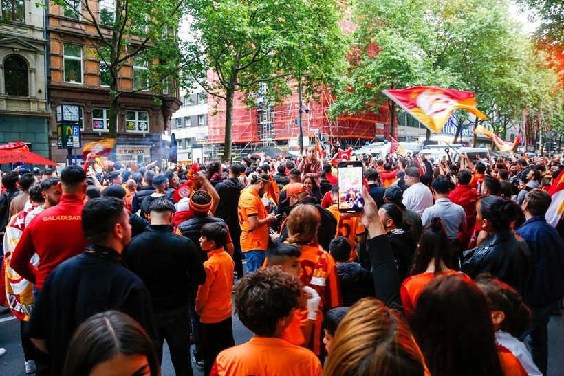 Galatasaraylılar şampiyonluk ruhunu yurt dışında da diri tuttu! Dünyadan kutlamalar objektiflere böyle yansıdı - Resim: 39