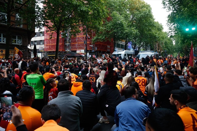 Galatasaraylılar şampiyonluk ruhunu yurt dışında da diri tuttu! Dünyadan kutlamalar objektiflere böyle yansıdı - Resim: 40