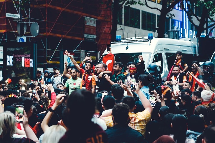 Galatasaraylılar şampiyonluk ruhunu yurt dışında da diri tuttu! Dünyadan kutlamalar objektiflere böyle yansıdı - Resim: 41