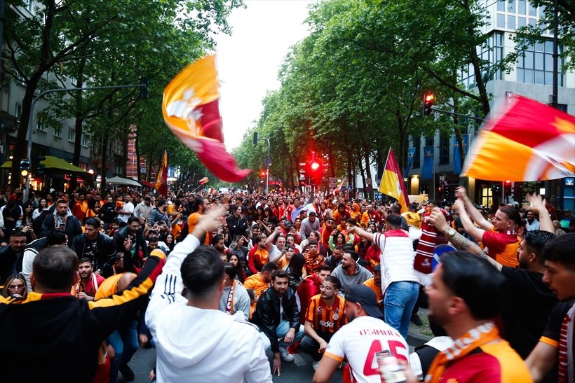 Galatasaraylılar şampiyonluk ruhunu yurt dışında da diri tuttu! Dünyadan kutlamalar objektiflere böyle yansıdı - Resim: 42