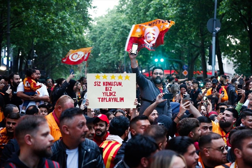 Galatasaraylılar şampiyonluk ruhunu yurt dışında da diri tuttu! Dünyadan kutlamalar objektiflere böyle yansıdı - Resim: 43