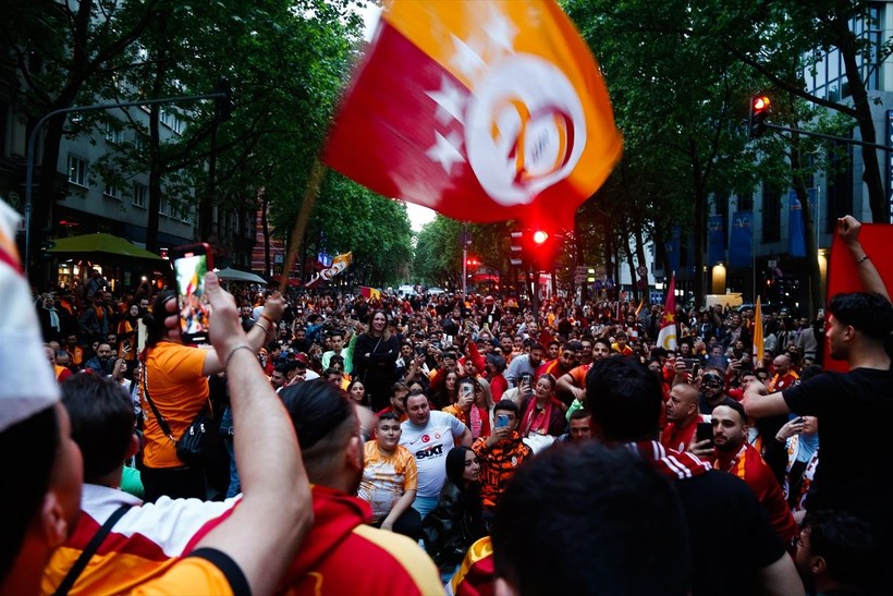Galatasaraylılar şampiyonluk ruhunu yurt dışında da diri tuttu! Dünyadan kutlamalar objektiflere böyle yansıdı - Resim: 44