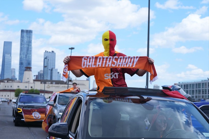 Galatasaraylılar şampiyonluk ruhunu yurt dışında da diri tuttu! Dünyadan kutlamalar objektiflere böyle yansıdı - Resim: 7