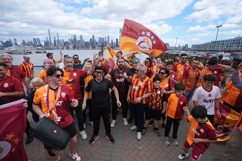 Galatasaraylılar şampiyonluk ruhunu yurt dışında da diri tuttu! Dünyadan kutlamalar objektiflere böyle yansıdı - Resim: 13
