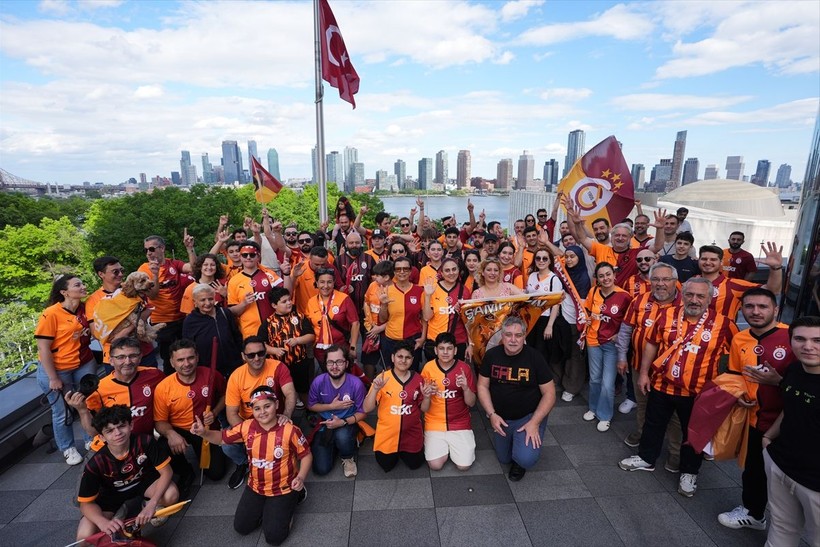 Galatasaraylılar şampiyonluk ruhunu yurt dışında da diri tuttu! Dünyadan kutlamalar objektiflere böyle yansıdı - Resim: 17