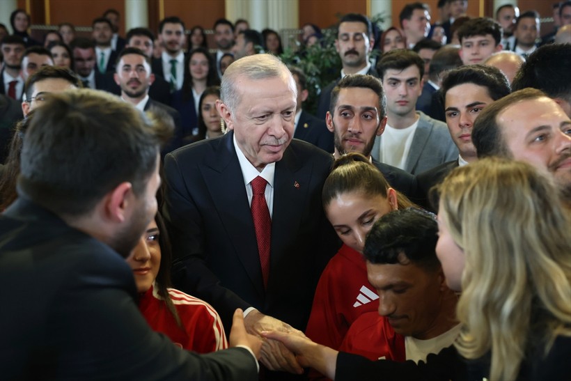 Cumhurbaşkanı Erdoğan gençler ve sporcularla buluştu: Terörün olmadığı bir Türkiye emanet edeceğiz - Resim : 1