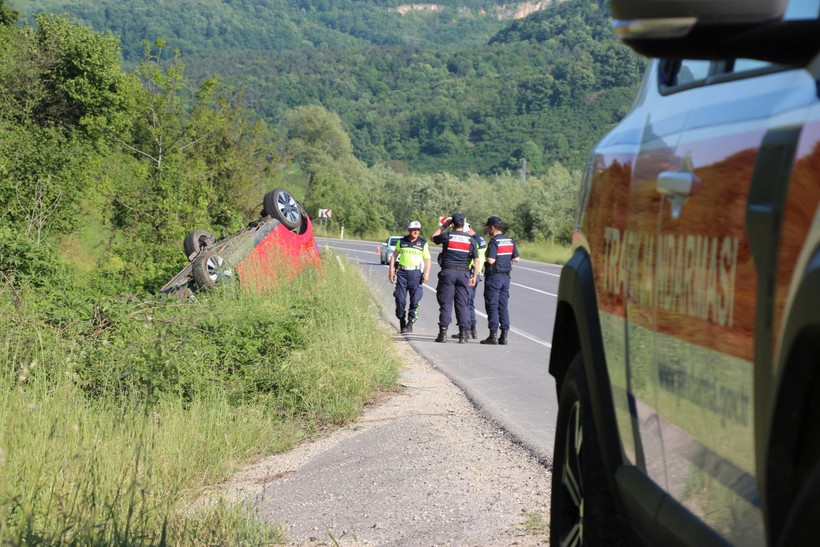 Sakarya'da takla atan otomobildeki aile ölümden döndü: 1'i bebek 4 yaralı - Resim : 1