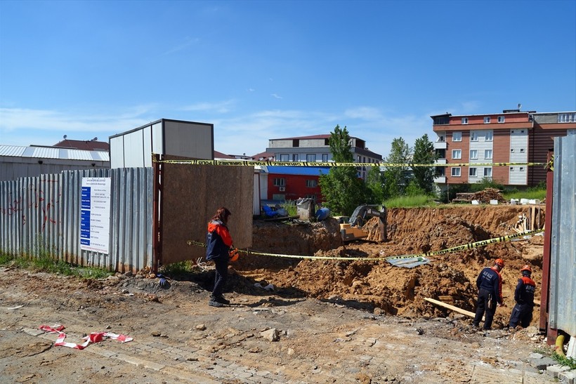 Sancaktepe'de inşaat alanında meydana gelen göçük altında kalan 2 işçi kurtarıldı. 