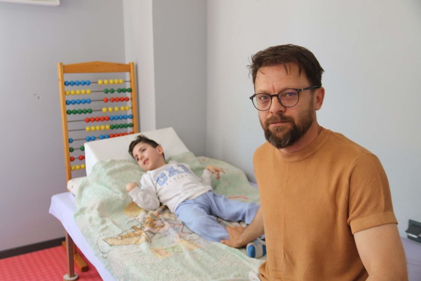 Afyonkarahisar'da talihsiz çocuğun hayatı karardı! Sivrisinek ısırığı yüzünden yatağa bağımlı hale geldi - Resim: 5